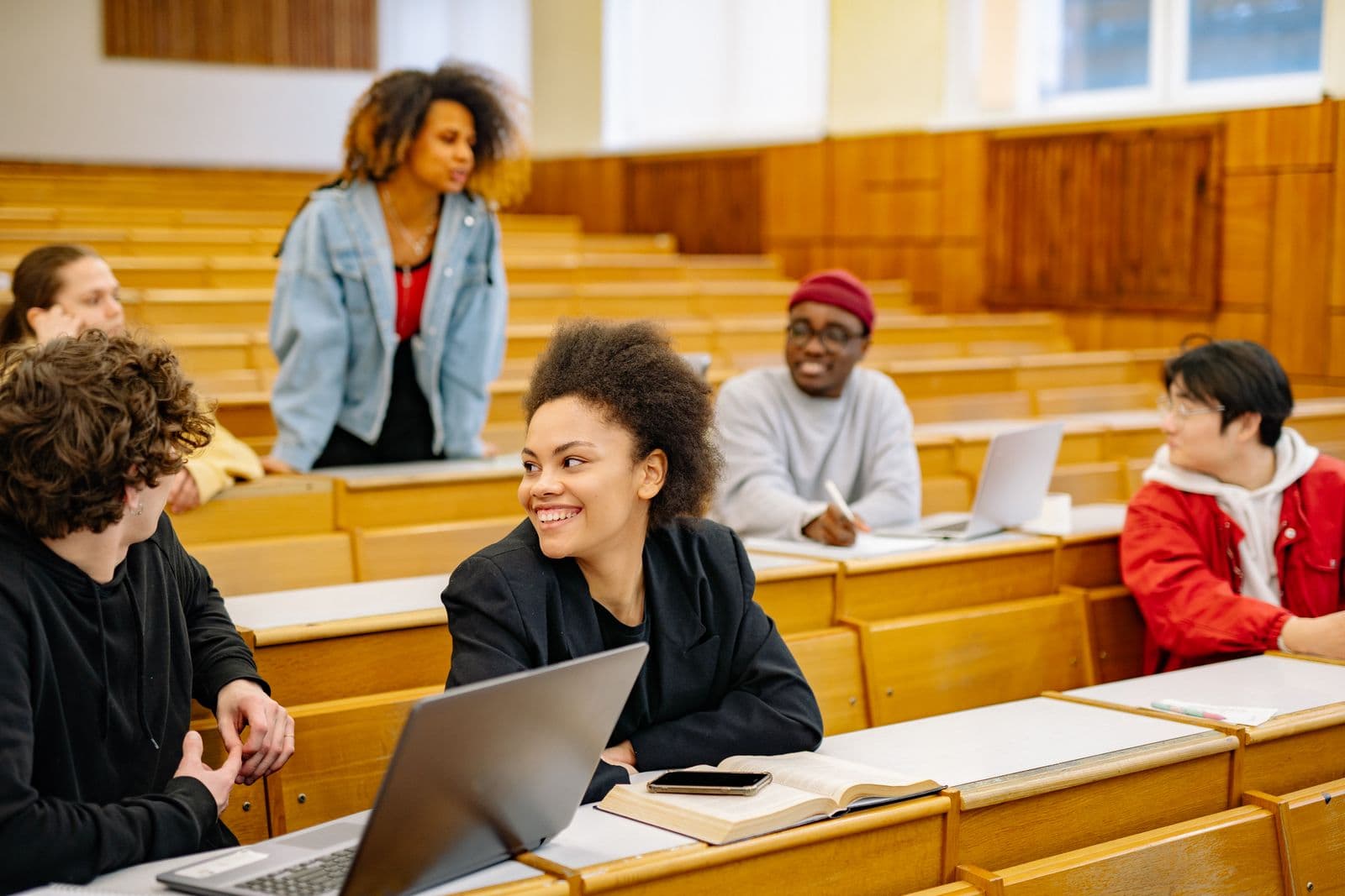 Studenți la curs într-un amfiteatru universitar