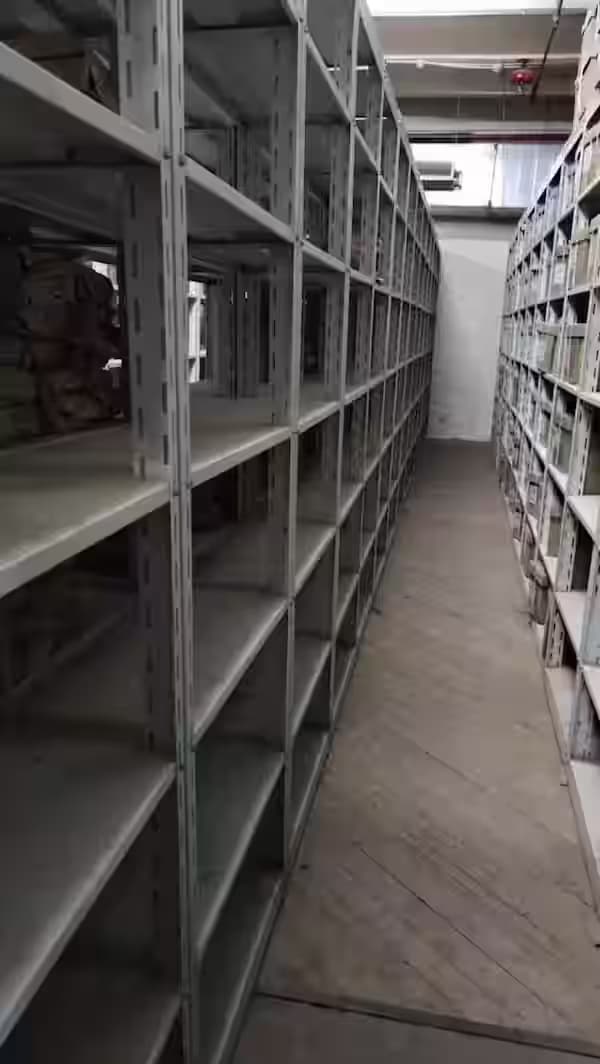 Rafturi metalice de depozitare într-o arhivă