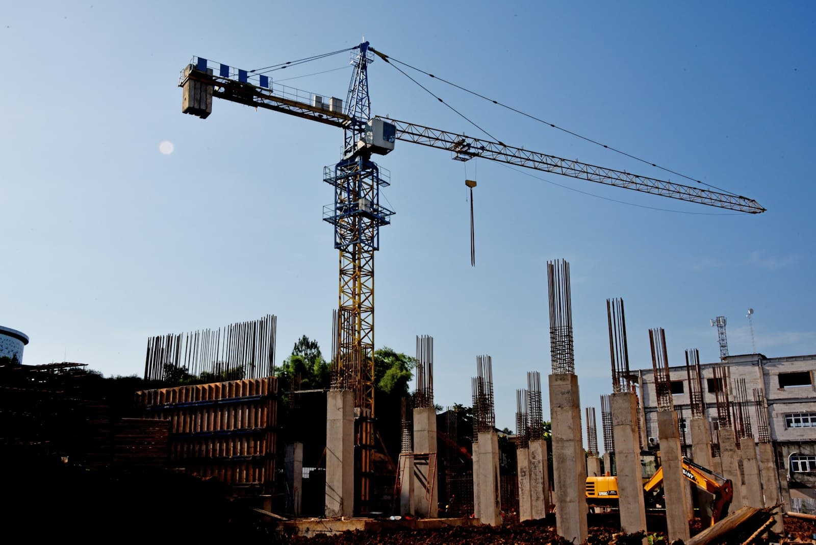 Șantier de construcții cu macara