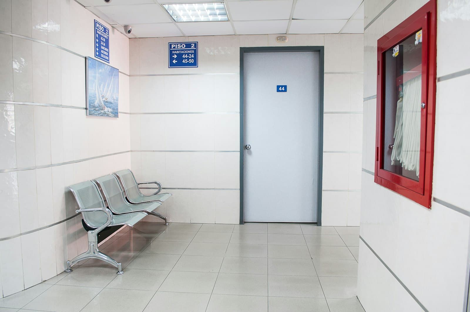 Hol de spital cu scaune metalice de așteptare